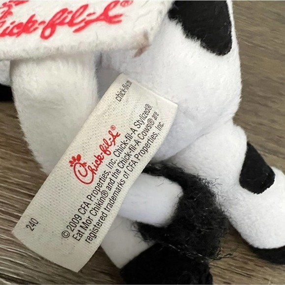 Chick Fil A Set of 3 Character Cow Plush - Picture 3 of 4
